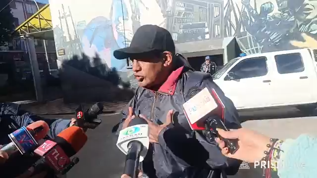 El dirigente gremial de El Alto, Toño Siñani, en contacto con los medios en la Alcaldía quemada.
