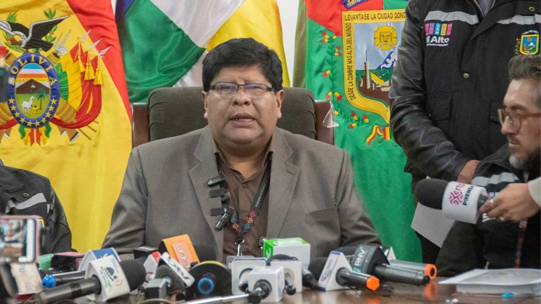 El Alcalde de El Alto, Eliser Roca Tancara, en conferencia de prensa.