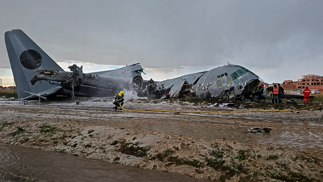Los restos del avión Hércules que se accidentó en El Alto.