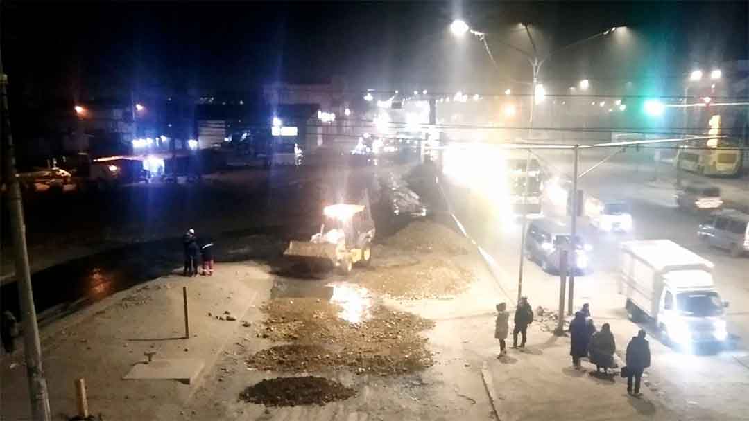 GESTIÓN SUBALCALDÍAS Subalcaldía del Distrito 2 ejecuta ripiado nocturno en la Av. 6 de Marzo para eliminar baches