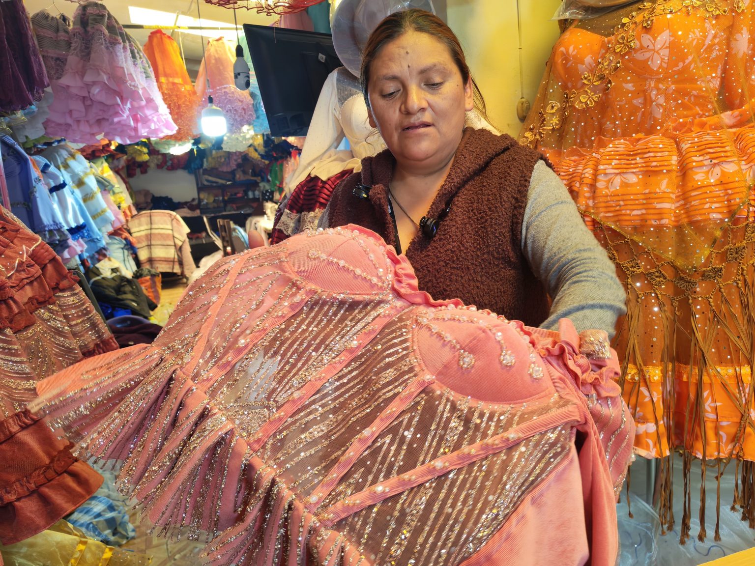 El arte de la costura que viste la devoción y mueve la economía alteña