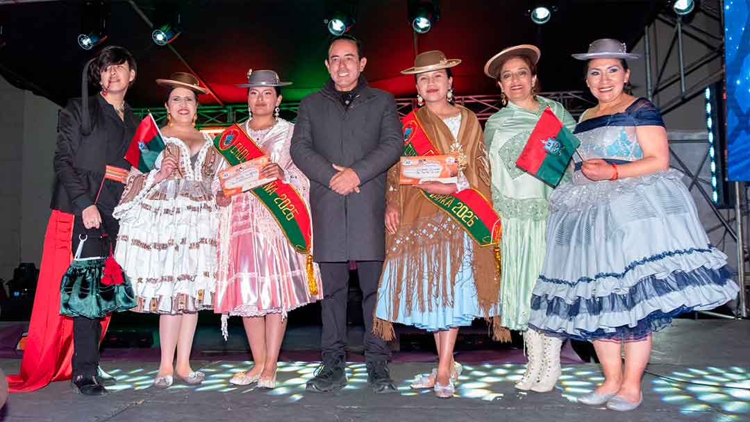 Rashel Choque Cholita Paceña 2026 y Soledad Illánes es Cholita Chuquiago Marca, al centro el Alcalde paceño.