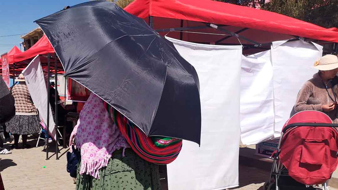 Recomiendan el uso de paraguas o permanecer en un lugar fresco que esté a la sombra durante la entrada folklórica de la zona 16 de julio.