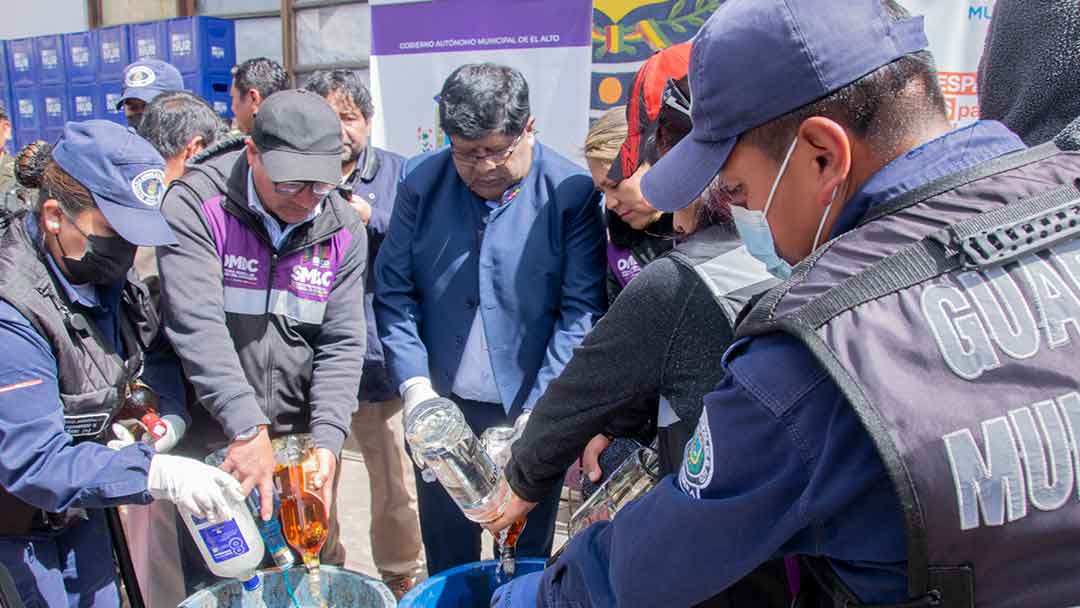 Alcaldía de El Alto elimina más de 15 mil litros de bebidas alcohólicas