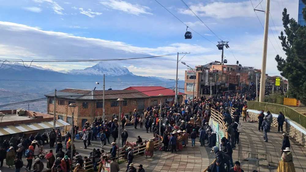 Masiva concentración en la Ceja de El Alto vuelve a cerrar el acceso hacia La Paz.
