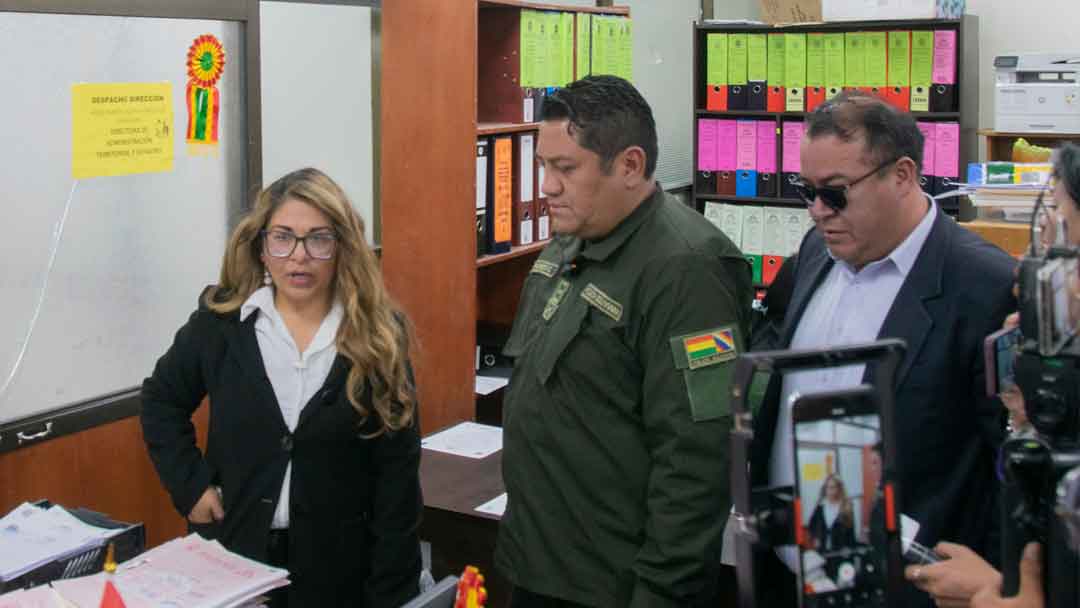 El Secretario Municipal de Seguridad Ciudadana, Elio Pacheco, buscando al funcionario que dio patente a la discoteca Luna Park.