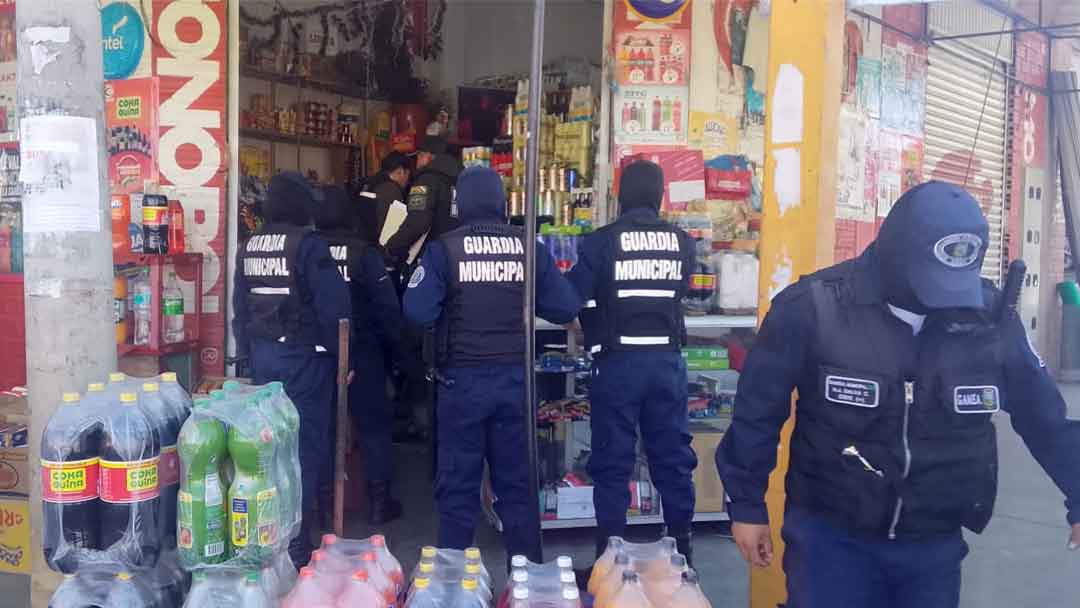 Guardia Municipal de El Alto decomisa bebidas sin autorización y alimentos vencidos en operativo en el Distrito 5