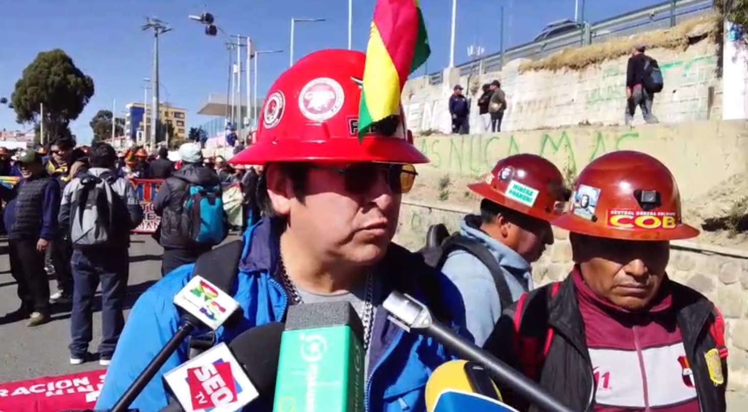 Dirigentes de la COB al inicio de la marcha que desciende de El Alto al centro paceño.
