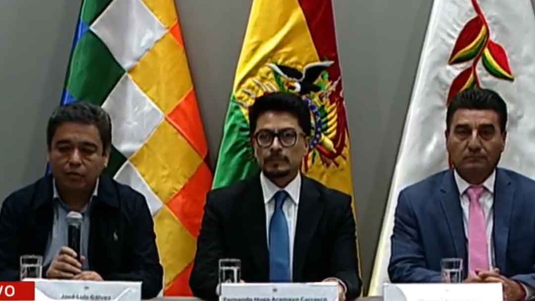 El ministro Fernando Aramayo junto al vocero José Luis Gálvez y el alcalde Jhonny Torres.