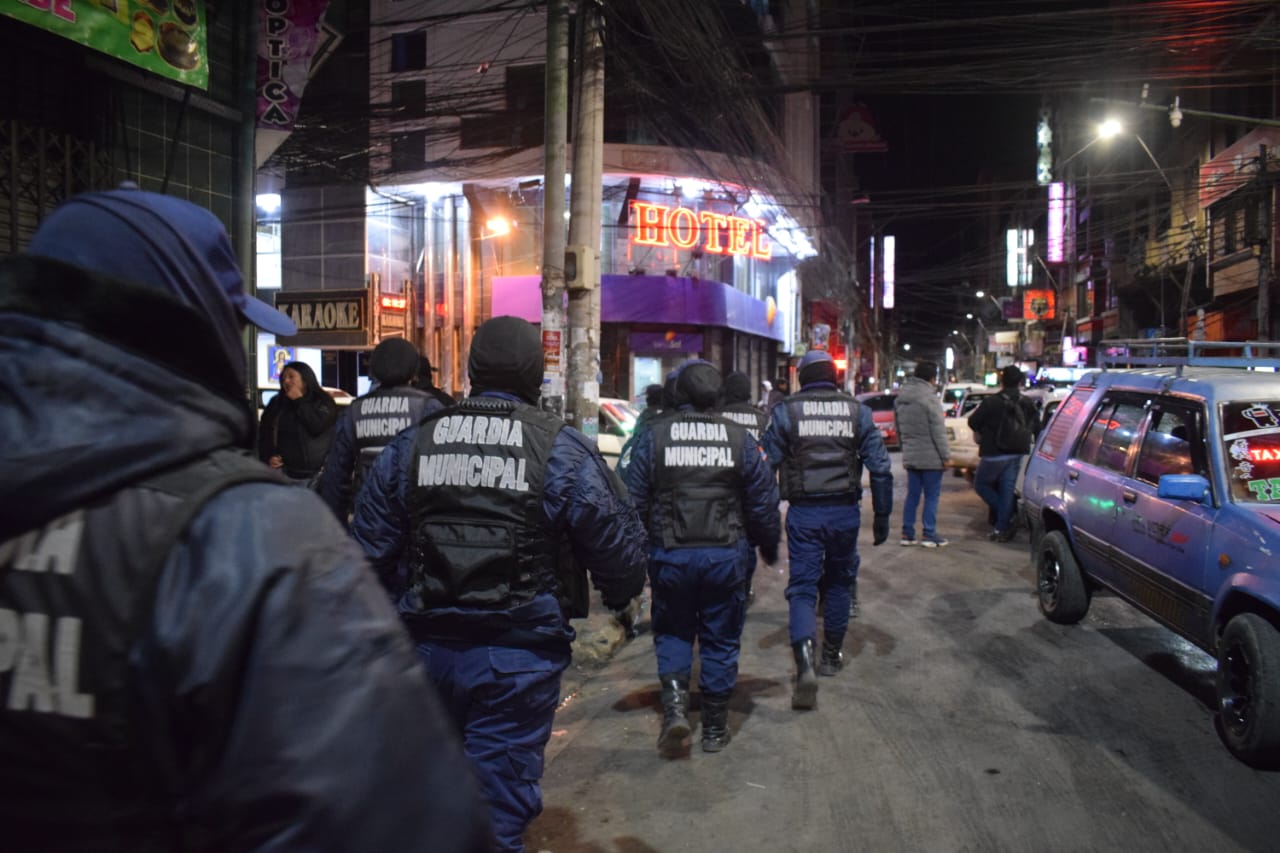 Controles de madrugada permiten identificar locales que incumplían horarios y normas de funcionamiento en la zona 12 de Octubre