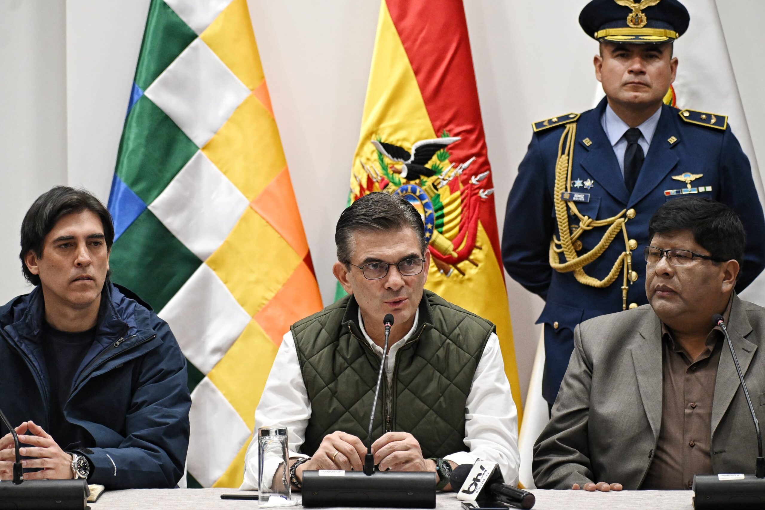 El presidente Rodrigo Paz Pereira junto al alcalde Eliser Roca y el ministro Mauricio Zamora.