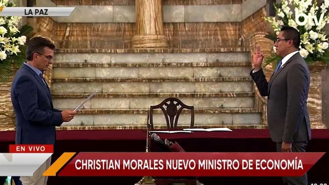 El presidente Rodrigo Paz posesiona al nuevo ministro de Economía.