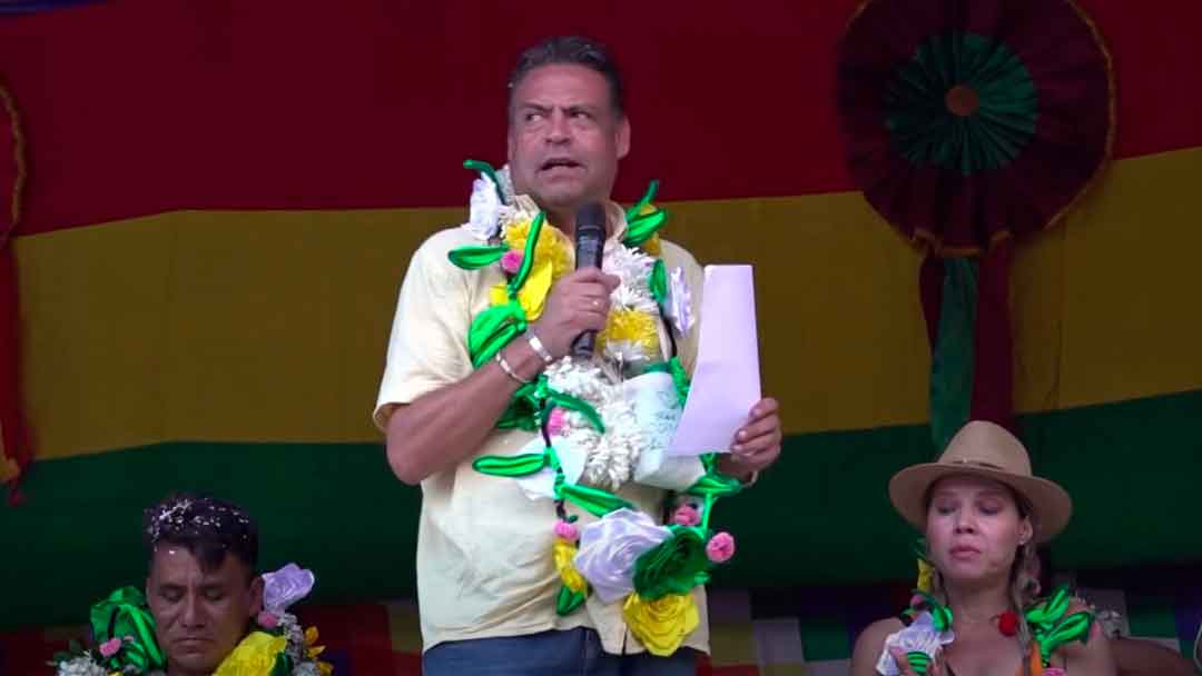 El gobernador Luis Revilla durante su visita a La Asunta.
