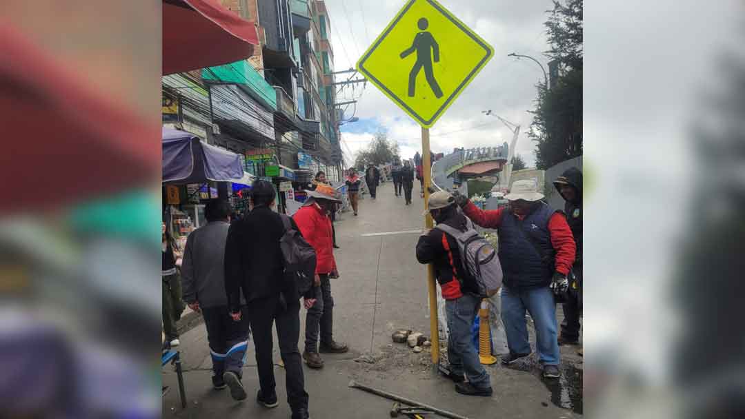 Municipio coloca señalización en la Pasarela del Arquitecto como medida preventiva.