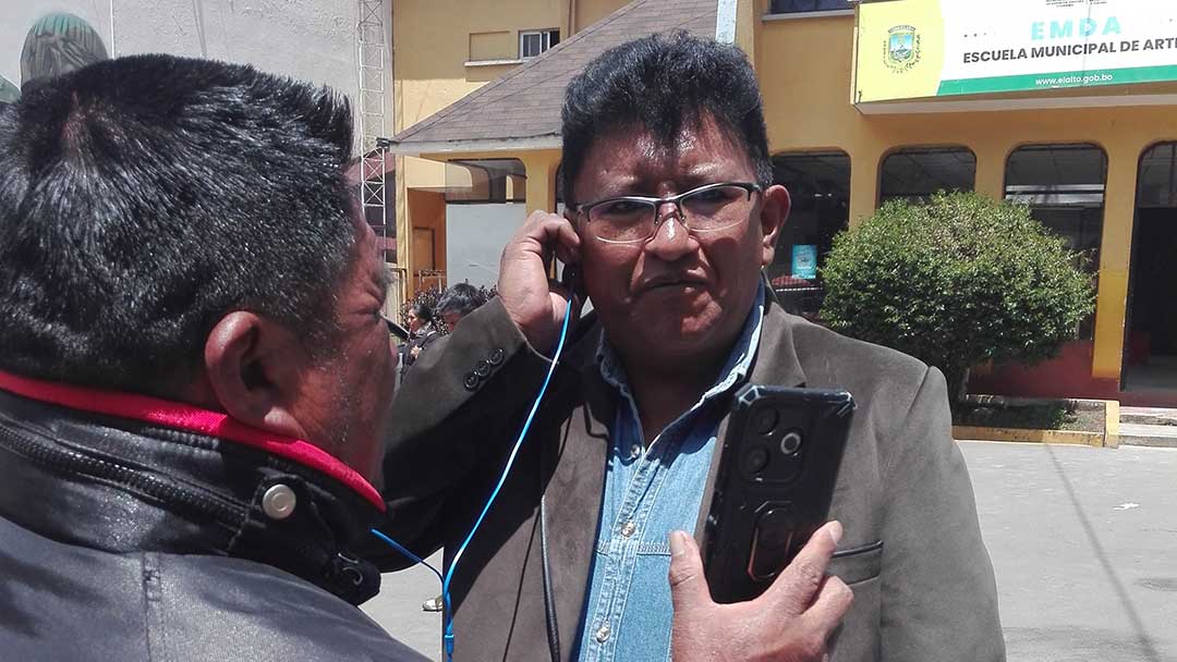 Juan Carlos Soraide, Ejecutivo Municipal de los Demócratas de El Alto en contacto con los Medios de Comunicación.