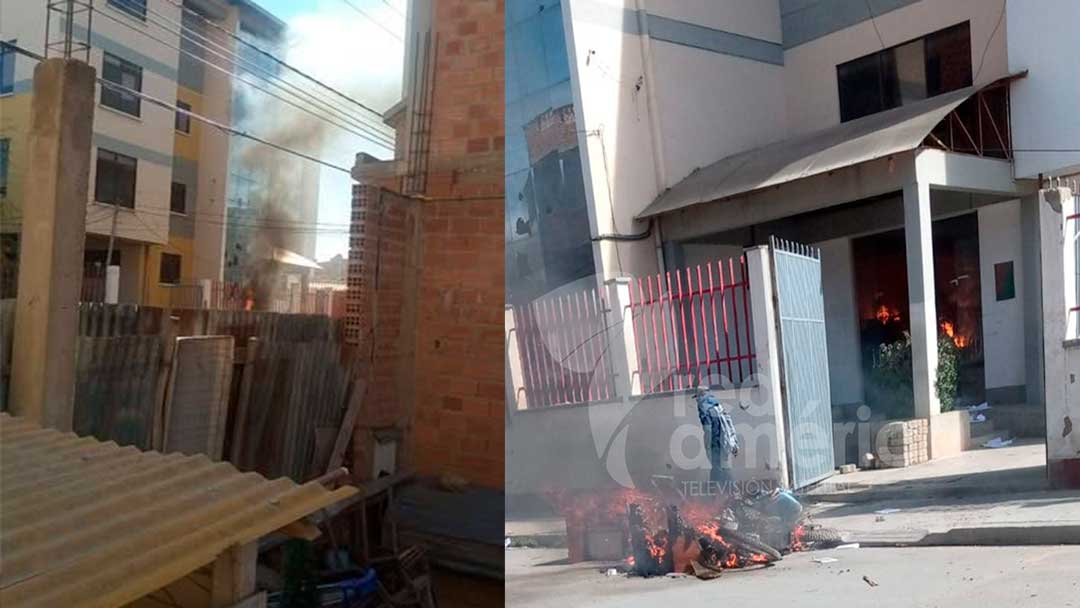 Llamas consumen parte de la Subalcaldía del Distrito 8 de El Alto tras la irrupción de grupos radicales.