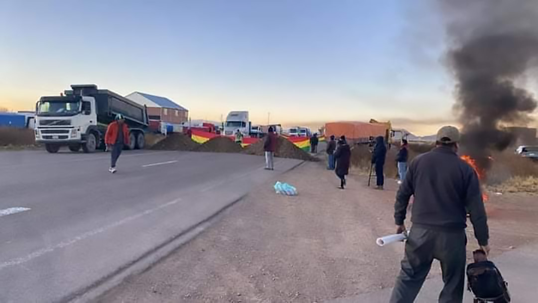 Transporte Pesado comenzó el bloqueo en la Doble Vía La Paz - Oruro.