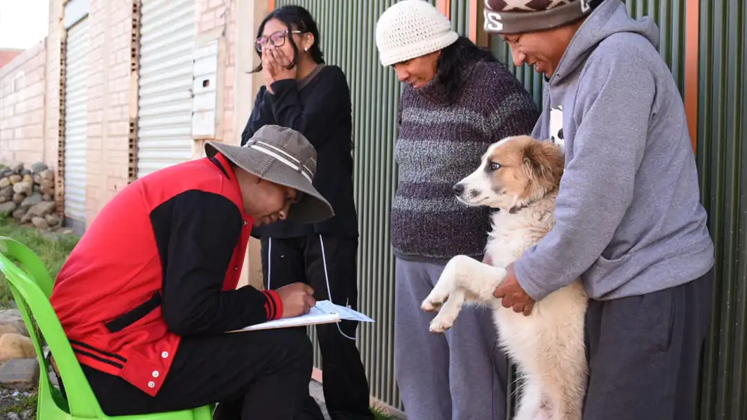 Una familia y un empadronador durante la jornada del censo el sábado