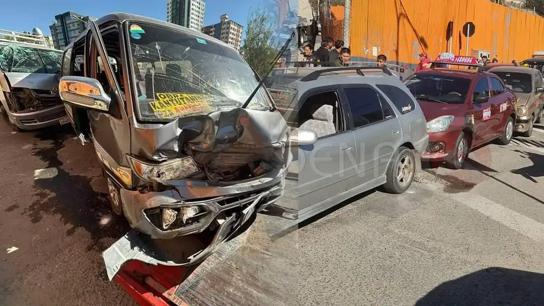 El hecho fue provocado por un minibus que impactó contra otros cuatro vehículos en la av. Costanera de La Paz.
