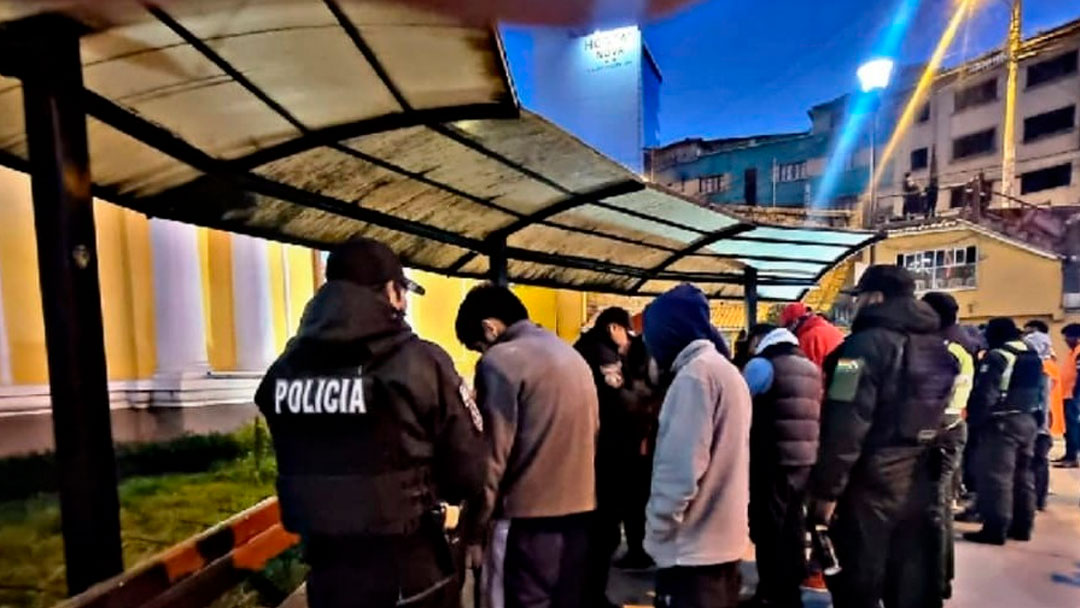 Capturan a 30 personas, entre ellas dos “falsos policías” que operaban en la Terminal de Buses de La Paz