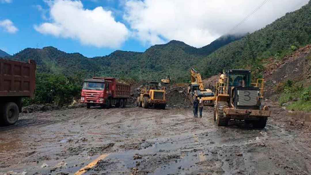 Personal de la ABC y de la empresa Sinohydro lograron despejar uno de los carriles de la vía.