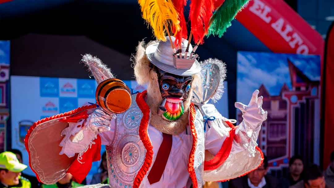 Danzarines y músicos rumbo a la preentrada a la Virgen del Carmen de la zona 16 de julio de El Alto.