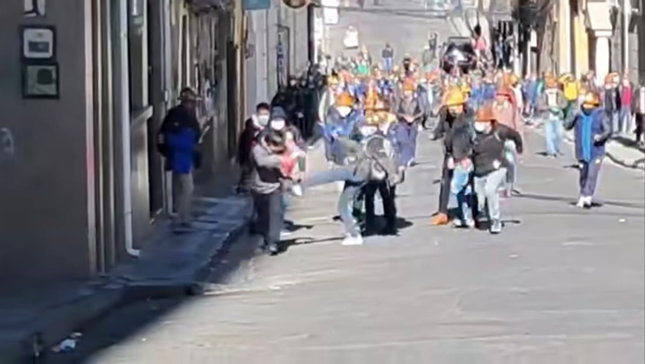 Un periodista es agredido por mineros en la calle Loayza de la ciudad de La Paz.