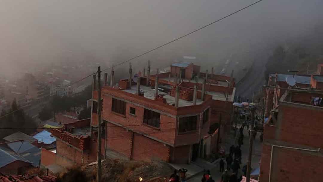 Los chaqueos e incendios forestales generaron una densa humareda en la hoyada paceña en los últimos días.