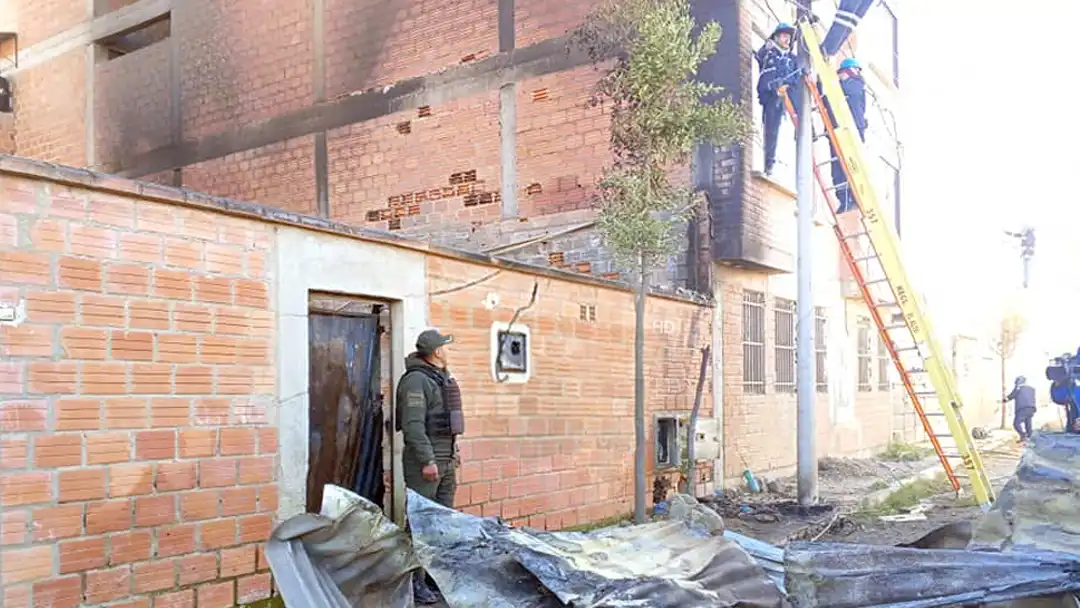 Incendio en una barraca en la zona Mercedario de la ciudad de El Alto