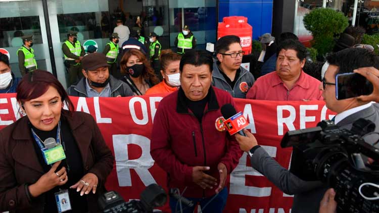 COR en el Alto en vigilia en el aeropuerto de esta ciudad.