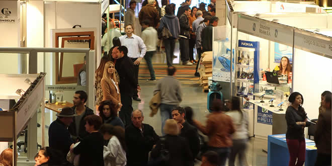 Personas que visitan la feria de construcción en el campo ferial Chuquiago Marka.