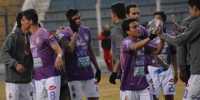 Jugadores de Real Potosí celebran la clasificación a cuartos de final.