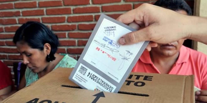 Una persona deposita su voto