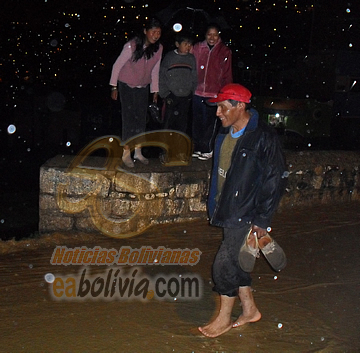 En El Alto acusan a concejal de interrumpir las obras de canalización del río Seco, que se desbordó e inundó 30 viviendas.