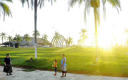 Una vista del atardecer en una plaza de Cobija Pando