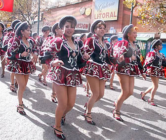 Entrada folklórica de Urkupiña 2012: muestra la belleza de la mujer cochabambina