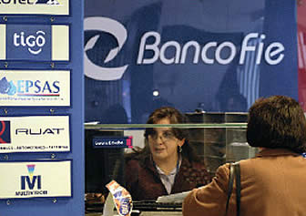 Banco FIE atención en caja.