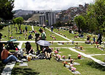 Tradición: Miles de personas peregrinaron por los camposantos de pueblos y ciudades deL PAÍS