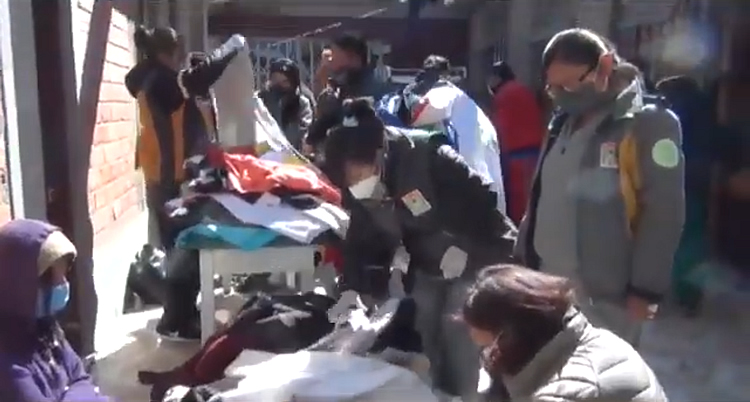 La entrega de donaciones a personas en situación de calle La entrega de donaciones a personas en situación de calle