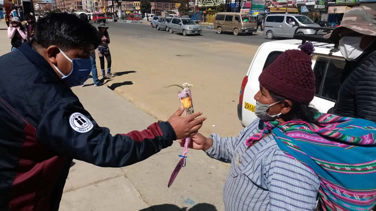 El rector de la UPEA, Freddy Medrano, entrega una flor un símbolo de gratitud en el Día de las Madres.