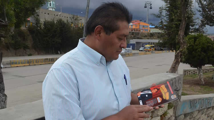 Valentín Franz Apaza Aramayo, autor del libro titulado -Manual Básico del Actor y Actriz-. Valentín Franz Apaza Aramayo, autor del libro titulado -Manual Básico del Actor y Actriz-.