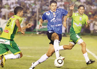 Clásico Cruceño: Blooming vs Oriente Petrolero (2-1).