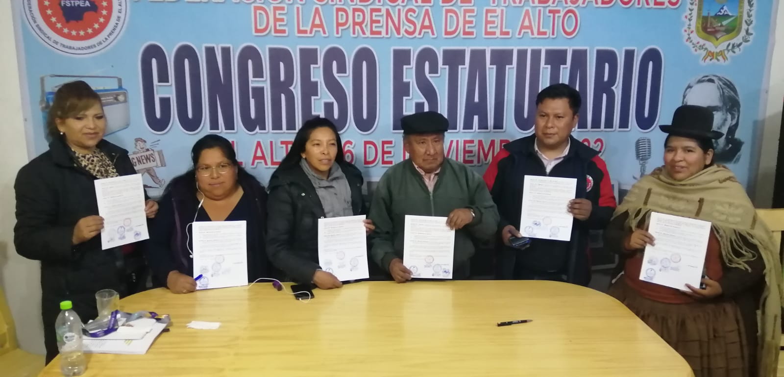 Lucas Yujra junto a los representantes de los sindicatos afiliados a la FSTPEA