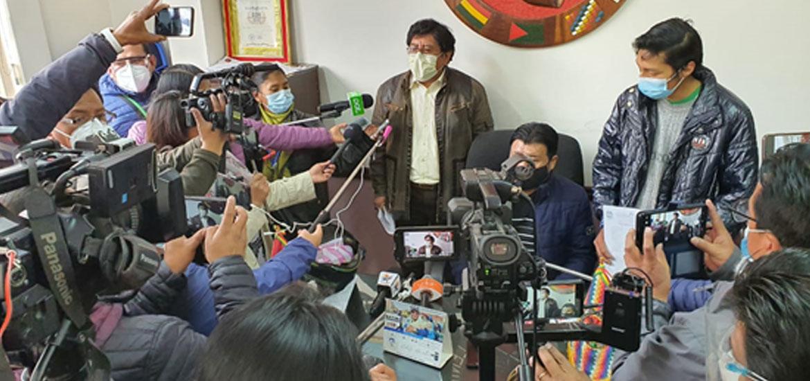 Padres de familia durante una Conferencia de Prensa