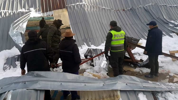 En Achacachi colapsó un escenario deportivo por la intensa granizada.