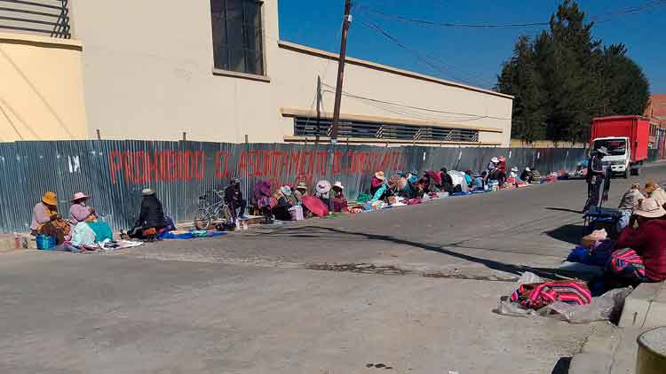 Asentamiento de comerciantes en inmediaciones de la Terminal Metropolitana de El Alto.