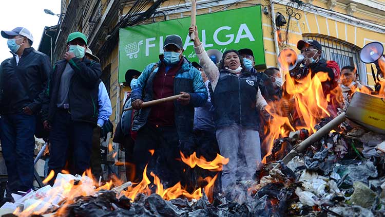 Trabajadores en Salud exigen al Gobernador Santos Quispe cese despidos y rechazan ofrecimiento de un boliviano de refrigerio