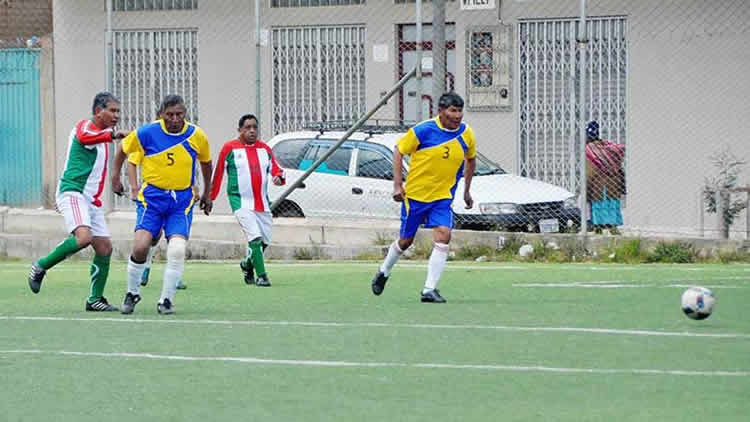 Adultos mayores de El Alto participan del campeonato de fútbol Adultos mayores de El Alto participan del campeonato de fútbol