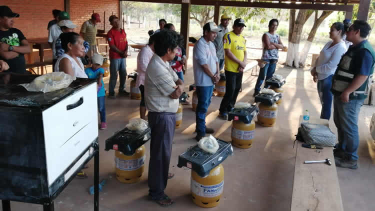 Comunarios reciben sus cocinas y garrafas.