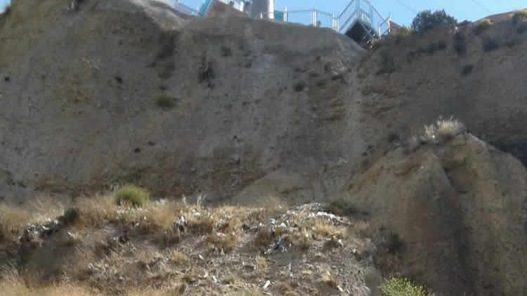 Vista del lugar por donde el sujeto cayó, según testigos, huyendo tras un robo.